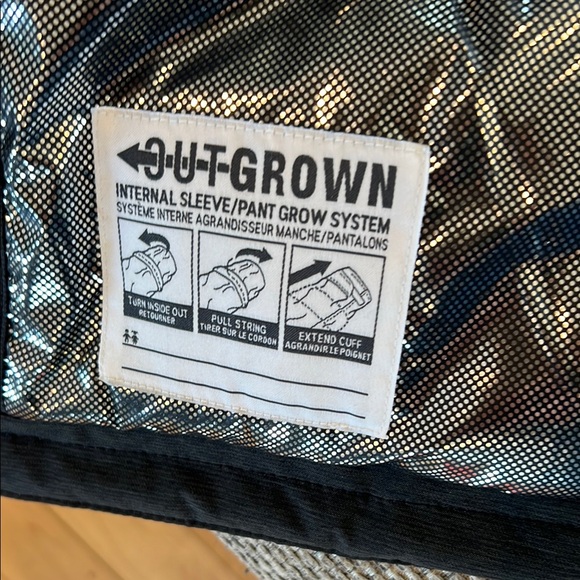 VEUC barely worn 10/12 medium Columbia Black Puffer Jacket for Ultimate Warmth - Picture 15 of 16